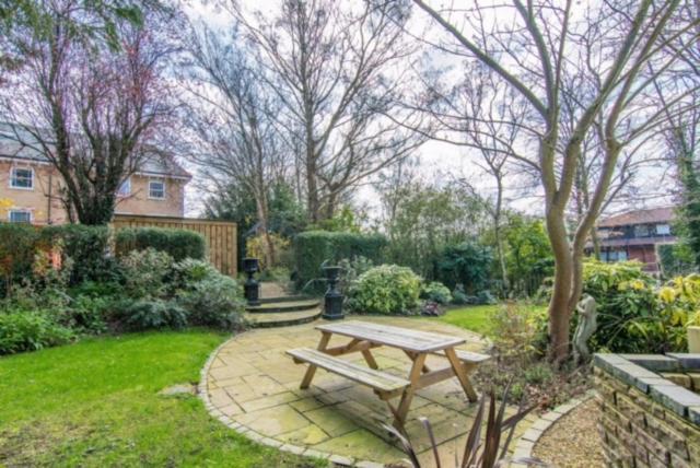 Jubilee Mansions 5* Retreat Apartment Peterborough Bagian luar foto
